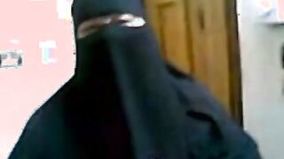 الشرموطه بتقلع عبايتها السوده والنقاب بتاعها ال بوشها وقعدت بالقميص من تحت xnxx  لبساه عالسرير مستنيه الخول يركب كسها