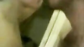 البنت في حضن حبيبها بتبوس في شفايفه اوي وهما ملط وبيلعبلها في كسها بيسخنها وهي هيجانه عليه بيدخل زوبره في xnxx  كسها هي ونايمه علي جنبها ووشهم في وش بعض