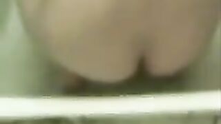 البنت في حضن حبيبها بتبوس في شفايفه اوي وهما ملط وبيلعبلها في كسها بيسخنها وهي هيجانه عليه بيدخل زوبره في xnxx  كسها هي ونايمه علي جنبها ووشهم في وش بعض
