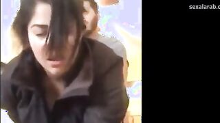 الراجل مفلقس حبيبته هي وواقفه وميل جسمها عالتربيظه وبيدخل زوبره في خرم طيزها  xnxx براحه اوي وهو رافعلها العبايه