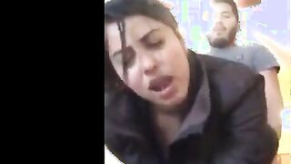 الراجل مفلقس حبيبته هي وواقفه وميل جسمها عالتربيظه وبيدخل زوبره في خرم طيزها  xnxx براحه اوي وهو رافعلها العبايه