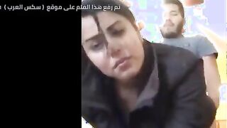 الراجل مفلقس حبيبته هي وواقفه وميل جسمها عالتربيظه وبيدخل زوبره في خرم طيزها  xnxx براحه اوي وهو رافعلها العبايه