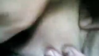 الشرموطه قاعده بتلعب في كسها بيدها وتدعك اوي فيه علشان xnxx  تضرب سبعه ونص بتاعتها وتنزل لبنها وتريح كسها ال واكلها