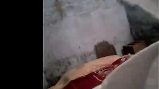 الراجل الفلاح واخد جارته بعيد عن بيته في مكان تان جنبهم وهو ولابس الجلابيه ونايم جنبها بيحضن فيها وبيطلع زوبره ويحسس بيه  xxnx علي كسها وبيبدا يدخله فيها وهي نايمه علي جنبها ومدياله وشها يبوص ويلحس في شفايفها