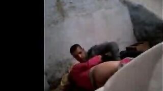 الراجل الفلاح واخد جارته بعيد عن بيته في مكان تان جنبهم وهو ولابس الجلابيه ونايم جنبها بيحضن فيها وبيطلع زوبره ويحسس بيه  xxnx علي كسها وبيبدا يدخله فيها وهي نايمه علي جنبها ومدياله وشها يبوص ويلحس في شفايفها