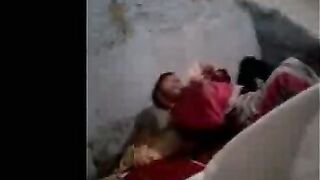 الراجل الفلاح واخد جارته بعيد عن بيته في مكان تان جنبهم وهو ولابس الجلابيه ونايم جنبها بيحضن فيها وبيطلع زوبره ويحسس بيه  xxnx علي كسها وبيبدا يدخله فيها وهي نايمه علي جنبها ومدياله وشها يبوص ويلحس في شفايفها