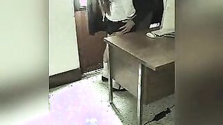 الطالبه في المدرسه بتغري المدرس بتاعها وراحتله قرب المكتب بتاعه بتتكلم معاه وتهيجه  سكس تويتر وتلزق فيه اوي وهو زوبره وقف علي جسمها وكلامها وشغاله تحسس علي زوبره وتمسكهوله من تحت البنطلون