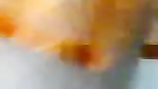 المتناكه بقميصها الاصفر واقفه في اوضه النوم عالحيط وبتنادي  سكس تويتر لجوزها بتقوله تعال شيلني وبيجي يشيلها بين يديه الاتنين وبينومها عالسرير وينام فوق منها