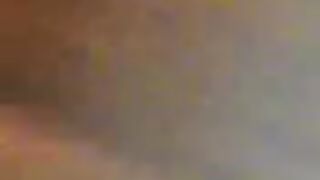 المتناكه بقميصها الاصفر واقفه في اوضه النوم عالحيط وبتنادي  سكس تويتر لجوزها بتقوله تعال شيلني وبيجي يشيلها بين يديه الاتنين وبينومها عالسرير وينام فوق منها