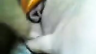 المتناكه بقميصها الاصفر واقفه في اوضه النوم عالحيط وبتنادي  سكس تويتر لجوزها بتقوله تعال شيلني وبيجي يشيلها بين يديه الاتنين وبينومها عالسرير وينام فوق منها