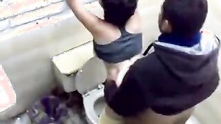اللبوه في الحمام هي وبتقلع وتعمل حمام جه حبيبها من وراها زنقها   xxnx ومدخل زوبره فيها وبينيك فيها اوي هي ومفلقسه