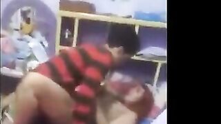 الام الشرموطه كسها بياكلها علي زوبر ابنها الصغير في سن المراهقه بتغريه بلبسها وتدخله الاوضه وبتطلع زوبره   xxnx بيديها وتقوله نيكني بكسي هنا وبتعلمه ازاي يدخله في خرم كسها