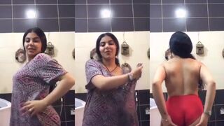 الشرموطه دخلت اوضه النوم تكلم حبيبها فيديو وبتقلع xxx  هدومها كلها وتفرجه علي بزازها الكبيره وبتقوله كبرو من لبنك ال كنت بتنزله عليهم