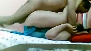 الراجل المسيطر الفحل xxx  بيرفع رجل مراته لفوق اوي ويخليها تمسك رجليها الاتنين بيديها وطالع فوقيها بينيك في كسها اوي