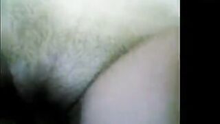 اللبوه قاعده عالارض وحبيبها جنبها ووشهم في وشبعض وبيدخل زوبره في xxx  كسها وهي متكيفه اوي وبتتفرج علي زوبره الكبير وهو بيخش ويطلع فيها اوي
