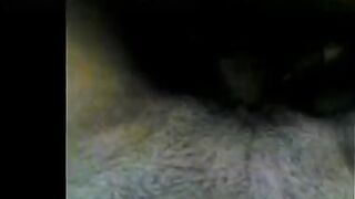 اللبوه قاعده عالارض وحبيبها جنبها ووشهم في وشبعض وبيدخل زوبره في xxx  كسها وهي متكيفه اوي وبتتفرج علي زوبره الكبير وهو بيخش ويطلع فيها اوي