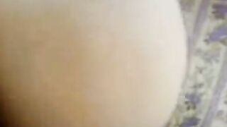 البنت الشرموطه نايمه عالسرير عريانه ملط وبتلعب  xxx في كسها كله شعر كسها مشعلر اوي بتدخل صباعها في كسها وتبعبص نفسها اوي وتشد بيديها في شعر كسها