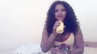 بنتين متناكيين واحده ماسكه علبه شامبو في ايديها كانها ميكروفون وبتقدم  صاحبتها للعرض تجي xxx  ترقص وبتجي تهز جسمها صاحبتها الشرموطه وترقص بجنان