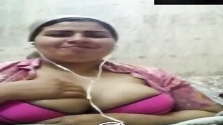 دخلت علي خالتي الهيجانه افلام سكس   لقيتها فاتحه الكاميرا بتكلم جوزها ال مسسافر وبتفرجه علي بزازها الكطبيره وبتطلعها لبره خلتني اهيج عليها المتناكه