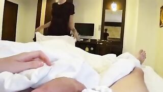 البنت المدربه مساج راحت شقه عازب تعمله افلام سكس   مساج لزوبره ل واكله وبتغطيه بالملايه البيضاء وتطلع زوبره وبتحضر الادوات وهو ماسك زوبرهبيلعب فيه اوي