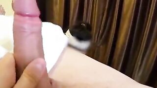 البنت المدربه مساج راحت شقه عازب تعمله افلام سكس   مساج لزوبره ل واكله وبتغطيه بالملايه البيضاء وتطلع زوبره وبتحضر الادوات وهو ماسك زوبرهبيلعب فيه اوي