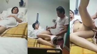 المتناكه بتجي السنتر تعمل مساج لطيازها ودخل المدرب عليها بينومهتا  افلام سكس  علي جنبها وبيلعب في طيازها بايده ويحركها اوي وهي من كبرها بتترقص معاه