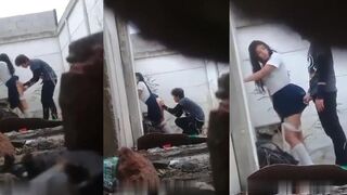 الطالبه المتناكه في الحمام بيقابلها صديقها ال معاها في الفصل وبيزنقها عالحيط وبينزل افلام سكس   البنطلون ويشم في ريحه طيزها ومطلع زوبره يحسسه علي طيزها من بره
