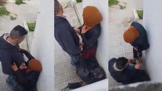 الواد زانق حبيبه في الشارع وبيحك في كسها هو وزانقها عالحيط وبيبوص في شفايفها وبتوله سيبني  افلام سكس  خلاص الناس هتشوفنا وهو مش حاسس بحد الا بيها