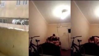 البنت المتناكه بتطلع لجارها الدور التان فوق وبتقلع له هدومها جوه بعد مياخدها الاوضه بتاعته وبتركب  افلام سكس  علي زوبره وشغال فيها نيك اوي