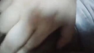 ماما في الحمام بشوفها بجسمها الابيض الملبن ومربرب بتمشي ايديها بالصابون علي بطنها وشغاله تحسس علي جسمها اوي وبتبق سوخنه  افلام سكس  وهايجه تحت الدوش