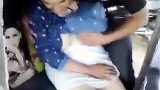 الواد الصبي واخد شرموطه في حته معزوله  سكس امهات وبيحسس في جسمها اوي الجميل وزوبره بيوقف عليها بيقوم يرفع الهدوم بتاعتها ال تحت وبيقعدها علي زوبره الكبير