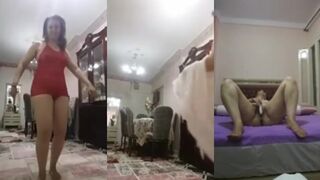 اووه الرقاصه الشرموطه لابسه القميص الاحمر سكس امهات  وبترقص اوي وجسمها بيترعش وبيهتز علي واحده ونص وبتشوف لحم كسها المليان بيتحرك مع طيازها