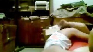 اللبوه نايمه جنب حبيبها وهو جمبها بتمسك ايده وبتقوله تعال ننيك شويه وبيستجيب معاها  سكس امهات وبيطلع جنبها ياخدها في حضنه اوي علشان ينيكها بعد ميسخن