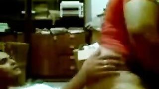 اللبوه نايمه جنب حبيبها وهو جمبها بتمسك ايده وبتقوله تعال ننيك شويه وبيستجيب معاها  سكس امهات وبيطلع جنبها ياخدها في حضنه اوي علشان ينيكها بعد ميسخن