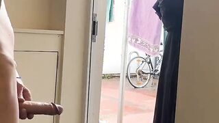 الفحل ابو زوبر محمبط ماسك زوبره وواقف اول باب الاوضه وبيلعب فيه بايده وبتجي الخدامه بعبايتها السوده تعدي تشوفه وتمسكهوله سكس عربي   بيديها وتعصر فيه وتلعب فيه اوي