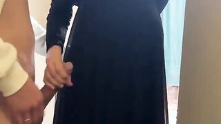 الفحل ابو زوبر محمبط ماسك زوبره وواقف اول باب الاوضه وبيلعب فيه بايده وبتجي الخدامه بعبايتها السوده تعدي تشوفه وتمسكهوله سكس عربي   بيديها وتعصر فيه وتلعب فيه اوي