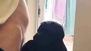 الفحل ابو زوبر محمبط ماسك زوبره وواقف اول باب الاوضه وبيلعب فيه بايده وبتجي الخدامه بعبايتها السوده تعدي تشوفه وتمسكهوله سكس عربي   بيديها وتعصر فيه وتلعب فيه اوي