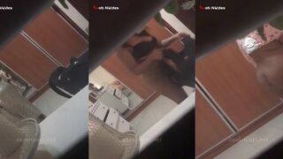 البنت المتناكه في بيت صاحبها لابسه العبايه الضيقه كلها ترتر وخرز بيلمع مقسمه تفاصيل جسمها  سكس مترجم بتقلعها وبتقعد بالبراه والاندر وبتستناه يدخل الاوضه ينيكها