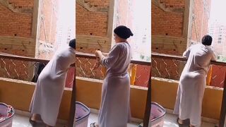 الشرموطه لابسه العبايه الضيقه وطالعه البلكونه تنشر اتلغسيل وطيازها لازقه اوي في العبايه  سكس مترجم مقسماها عايزه ال يجي يفشخهالها نيك