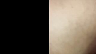 المتناك بيطلع زوبره لبره وبيحسس بيه علي طيز عشيقته هي ولابسه البنطلون وزوبره بيشم ريحه طيزها وبينزل البنطلون وبينكته في كسها وبينيكها  سكس مترجم هي ومفلقسه طيزها ليه