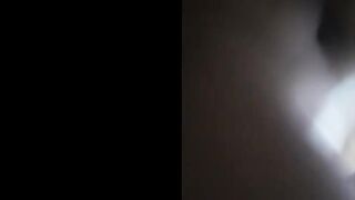 المتناك بيطلع زوبره لبره وبيحسس بيه علي طيز عشيقته هي ولابسه البنطلون وزوبره بيشم ريحه طيزها وبينزل البنطلون وبينكته في كسها وبينيكها  سكس مترجم هي ومفلقسه طيزها ليه