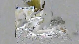 الفحل الزوبير بيفلقس طيز متناكته عالسرير وبيدخله في كسعها من ورا  سكس مترجم وشغال فيها نيك اوي وبيرزع في كسها جامد