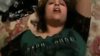 البنت نايمه عالسرير علي ضهرها سكس امهات  ومزله البنطلون ومدخل اخوها الديوث زوبره في كسها وشغال فيها نيك اوي وهي بتبكي