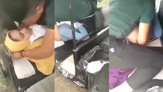 الراجل الخول منوم البنت في  فيلم سكس  عربيه المواصلات وبيبوس في شفايفها اوي وبيحك زوبره في كسها هي ولابسه هدومها