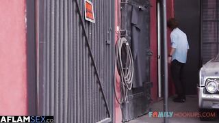 الراجل واخد اخته في حضنه اوي بيقولها بحب نيكك اوي نيك المحارم وهي بتتكيف موقع سكس  اوي معاهوبتلعب في زوبره هو بحضنها