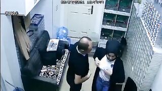 البنت الشرموطه مع صاحبها في المحل بتاعه موقع سكس  بينزل بنطللون بتاعه وبيطلع زوبرعه بيحكه في كسها وهي لابسه هدومها