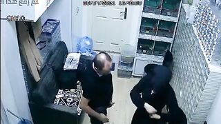 البنت الشرموطه مع صاحبها في المحل بتاعه موقع سكس  بينزل بنطللون بتاعه وبيطلع زوبرعه بيحكه في كسها وهي لابسه هدومها