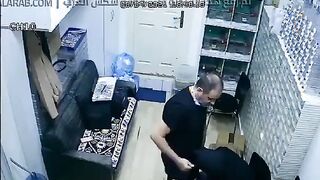 البنت الشرموطه مع صاحبها في المحل بتاعه موقع سكس  بينزل بنطللون بتاعه وبيطلع زوبرعه بيحكه في كسها وهي لابسه هدومها