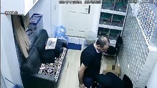 البنت الشرموطه مع صاحبها في المحل بتاعه موقع سكس  بينزل بنطللون بتاعه وبيطلع زوبرعه بيحكه في كسها وهي لابسه هدومها