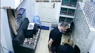 البنت الشرموطه مع صاحبها في المحل بتاعه موقع سكس  بينزل بنطللون بتاعه وبيطلع زوبرعه بيحكه في كسها وهي لابسه هدومها